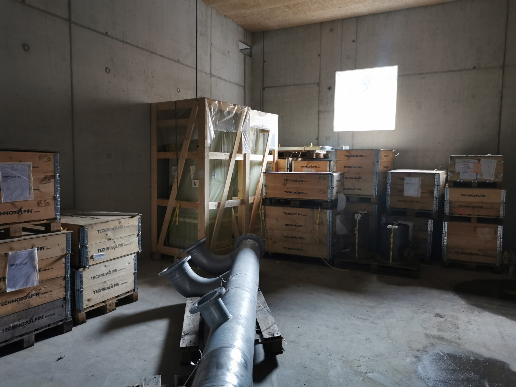 Hinten links im Raum steht das ganze Zeug von TA für die neuen Pumpen von denen ich zwei Stück in Kisten entdeckt habe.