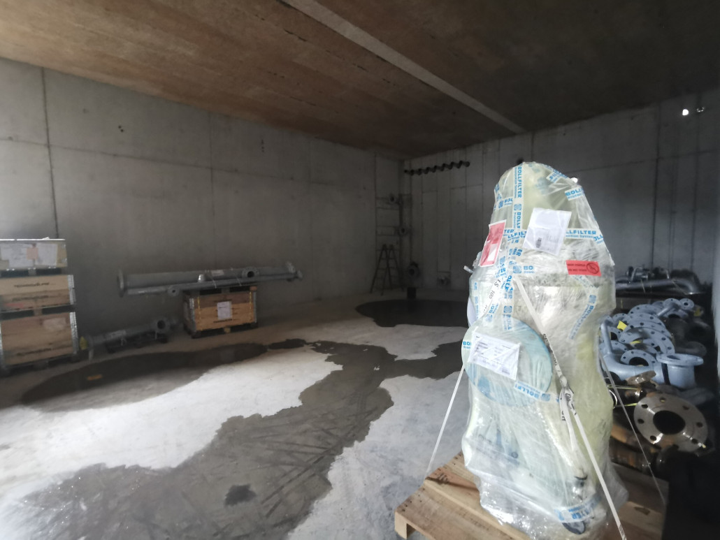 Der Fokus ist irgendwo, aber hinten erkennt man die Anschlüsse Richtung Speicherteich.