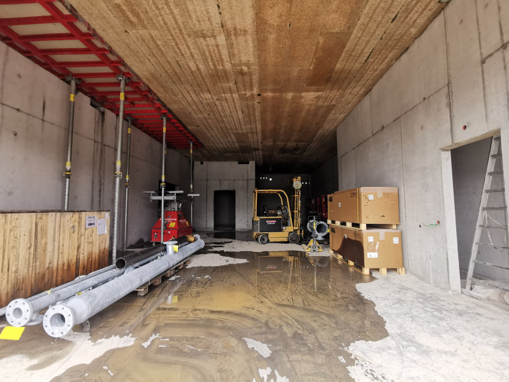 Hier dürfte Material gelagert werden, vlt auch Kanonen. Die Decke ist mir irgendeinem Dämmstoff oder so versehen, da oberhalb aber nichts abgedichtet wurde tropft es hier. Selbst mit dem Holzgebäude obendrüber dürfte es hier wohl ohne weitere Maßnahmen auch in Zukunft tropfen, die Pistenraupen bringen sicherlich Schnee in das Gebäude.