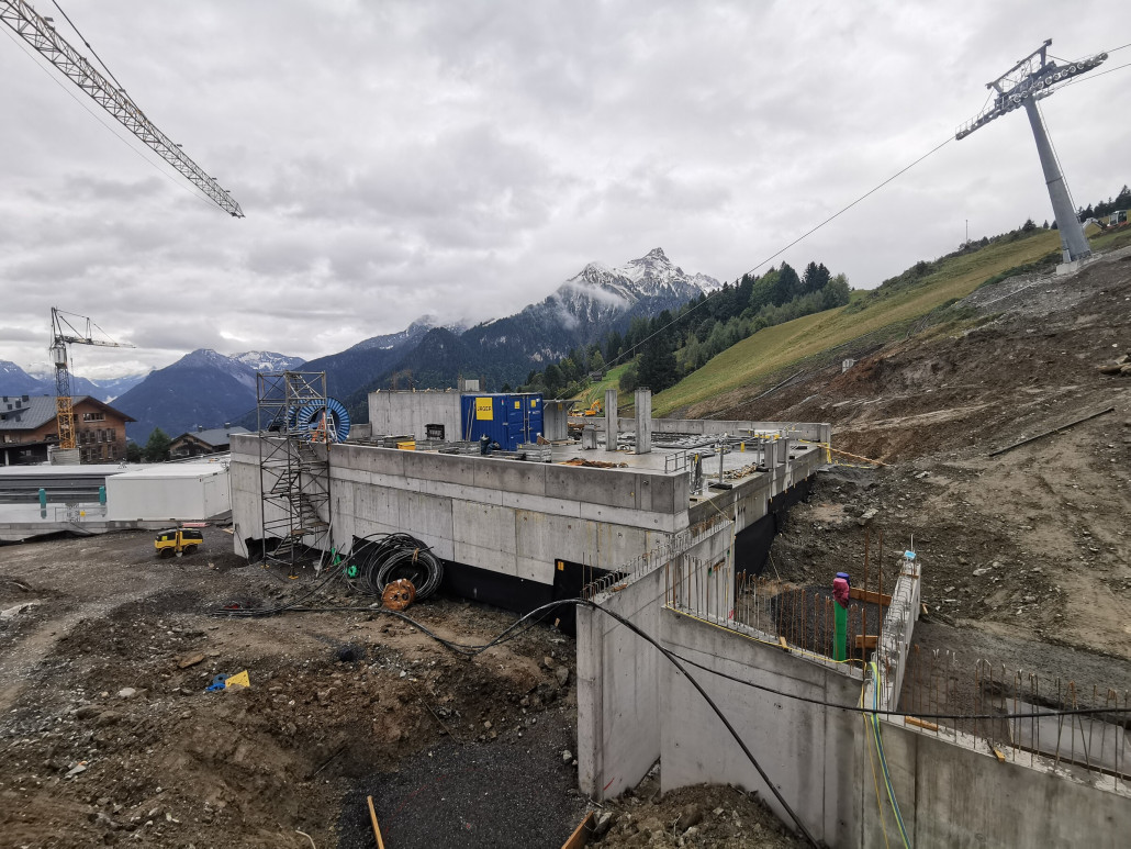 Pistenraupengarage vom Parkplatz aus