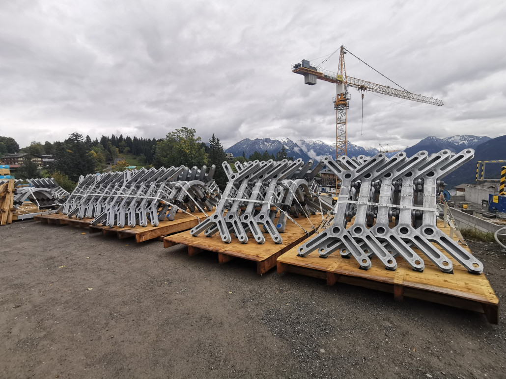 Was mich allerdings sehr verwundert ist, dass dort noch mind 61 Gehänge liegen. Die Bahn soll im Grundausbau 40 Kabinen haben. 22 Bikecabs würde mich schon sehr wundern. Und Gehänge liefern ohne Kabinen ergibt auch wenig Sinn.