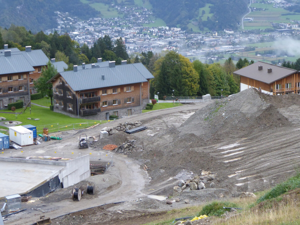 Die beiden Schneischächte sind fürs Kinderland vorgesehen. Zwei weitere Standen noch auf dem Parkplatz, vmtl für die Verbindung zwischen dem ehemaligen Schlepplifthang und der Talstation.