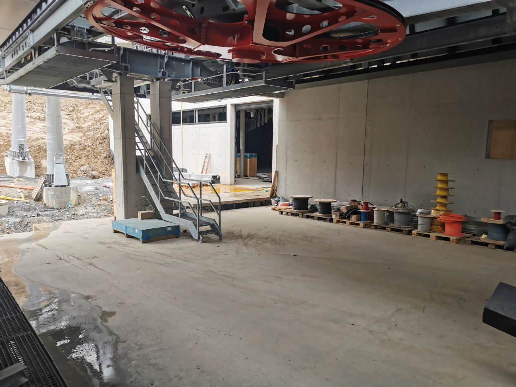 Ausfahrt mit Öffnung zur Garagierung, vmtl zur Anlieferung.