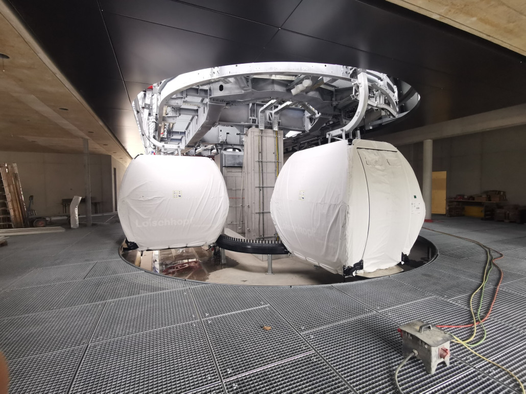 Im Umlauf hängen bereits 2 Kabinen und ein Bikecab für die Einstellungsarbeiten.