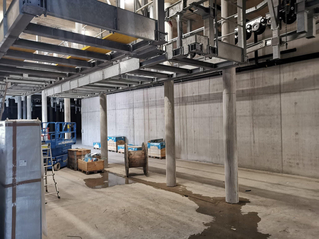 Garagierung, der Bahnsteig ist auf der talwärts fahrenden Seite kürzer, davor liegt der Anschluss für die Garagierung. Direkt links befindet sich der Wartungsstand.