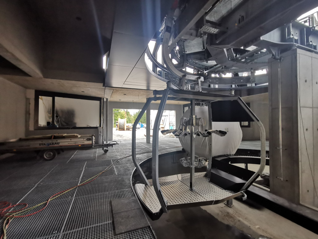 Links und Rechts vom Eingang befindet sich jeweils ein Leitstand.