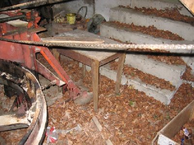 Die Kette führt ins obere Stockwerk zur Ein- und Ausfahrt. Vielleicht zur Anzeige der Kabinenposition