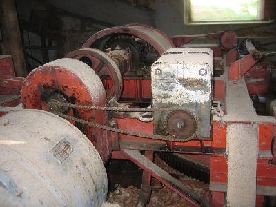 Der Motor. Im Kasten vieleicht ein Drehzahlbegrenzer oder ein Endschaltersystem? Ein Experte soll sich bitte äussern