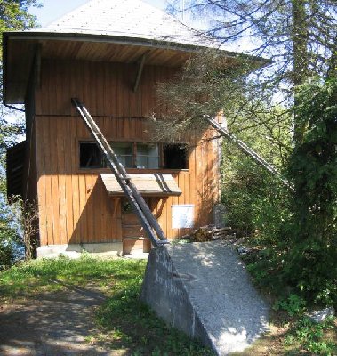 Die Bergstation im Wald auf dem Grat. Der Gebäudezustand ist aussen hervorragend