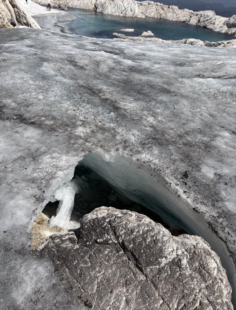 Unermüdlich frisst sich das Schmelzwasser durch das Eis..