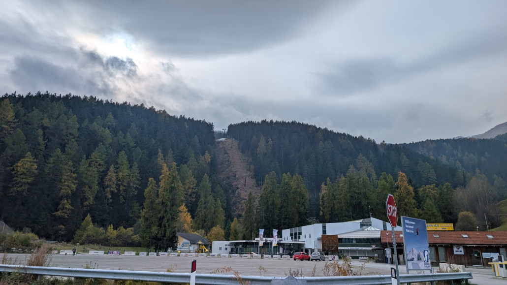 Von unten sieht man außer Vorbereitungen für eine Stütze und Holzarbeiten für die Trasse nicht viel.