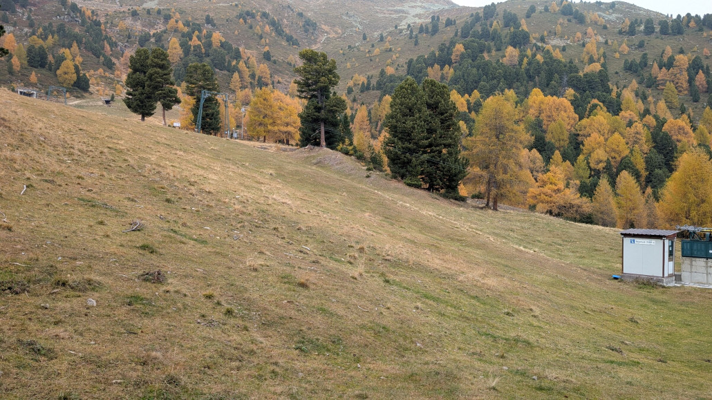 Am Valatsch alles wie immer. Laut Schild an Talstation eine SB auf 2300. Weder noch. Im Gegensatz zur Talabfahrt keine Kanonen zu sehen. Der Lift ist ein echter Oldtimer. Wird übernächste Saison 60 Jahre alt!