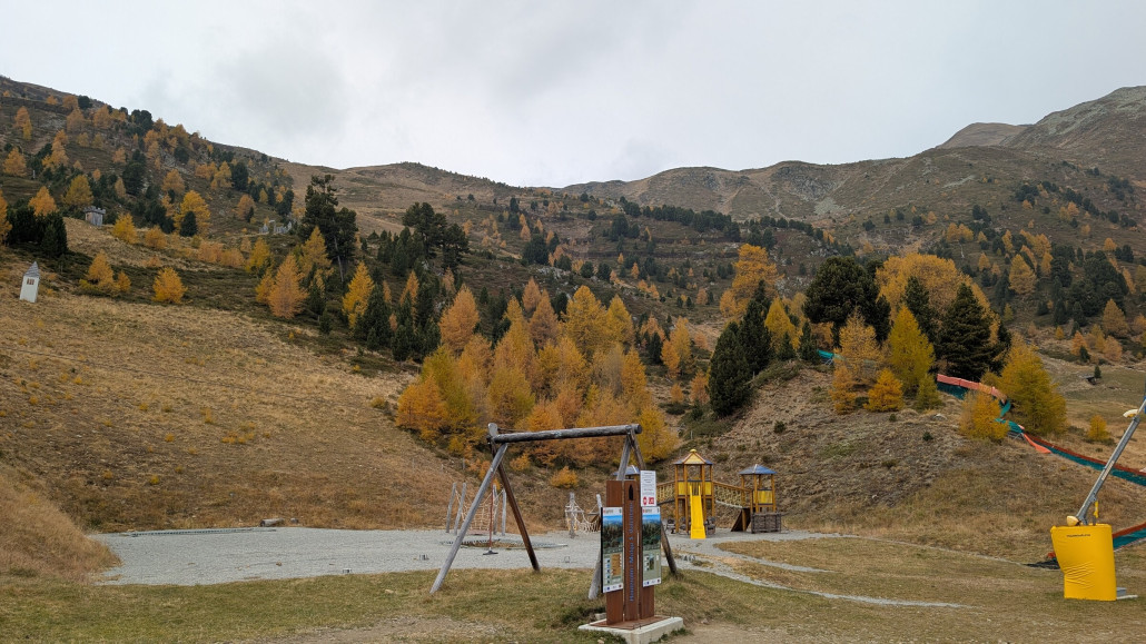 Spielplatz statt 3SB Haideralm. Die läuft nun wohl in Rumänien. Nach wie vor jammerschade um das tolle Skigelände dort oben. Leider wollten mich meine Beine heute nicht mehr zum Seeboden SL bringen.