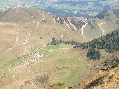 Von weiter oben in einer leider etwas mäßigen Bildqualität, aber man erkennt trotzdem, dass
