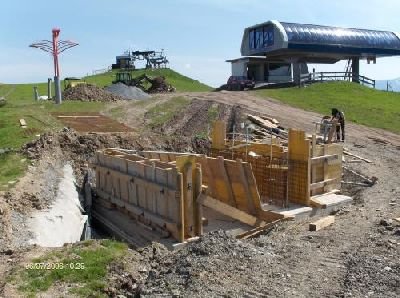 Dieses Bild ist unter dem Übungslift am Asitz zu finden.. Der Tellerlift wird aber von der Bergstation der EUB Asitz der Talabfahrt entlang gebaut. Dieses Bild ist jedoch direkt am Asitz augenommen neben der 6KSB Muldenbahn und dem Speicherteich. Weiß jem