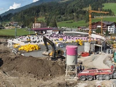 Talstation im Hintergrund das neue Aktivhotel