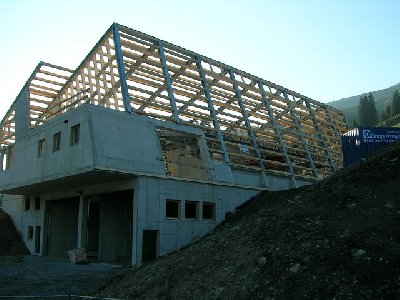 ... und zwei Pistenbully-Garagen