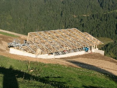 Mächtiges Gebäude! Meiner Meinung nach mit integriertem Bahnhof...