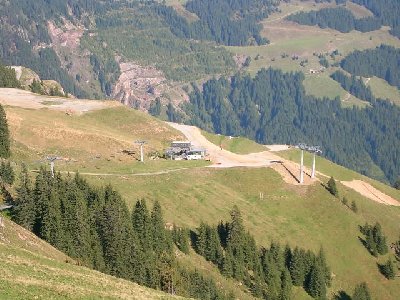 Die einzige Piste zur Talstation beginnt direkt bei der Talstation der Hochhörndl SB und ist komplett beschneit
