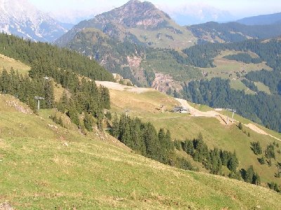 Die EUB überquert die 4SB Hochhörndl unmittelbar nach deren Talstation