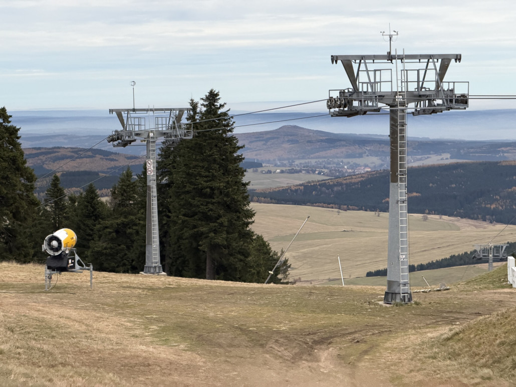 Blick über die "Premostena" bis zum Velky Spicak (965m) hinter Kovarska