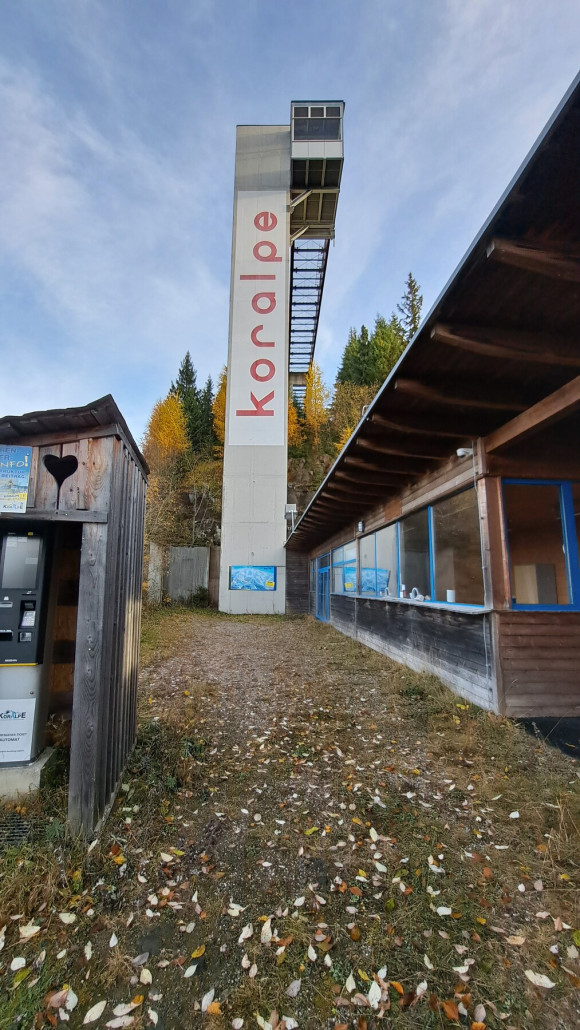 von weitem Sichtbar der Aufzugsturm mit der Brücke zur Talstation