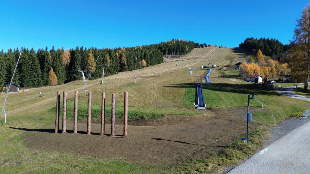 3 Sektionen Übungslift bis zum Gipfel - Kinder und Anfänger können nun direkt von den Zauberteppichen zum Sonnenlift (Tellerlift am rechten Waldrand) wechseln.