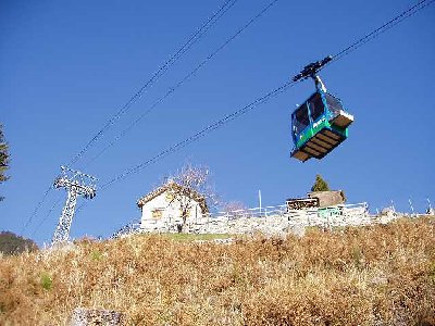 Bergauf mit Hübschen Häuschen an einem Tollen Sonnenhang.