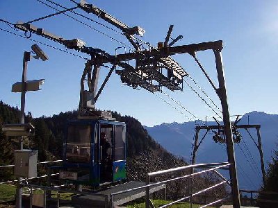 Bergstation. Vollautomatisch. Einsteigen Knopf drücken Bahn fährt. Wie ein Aufzug.