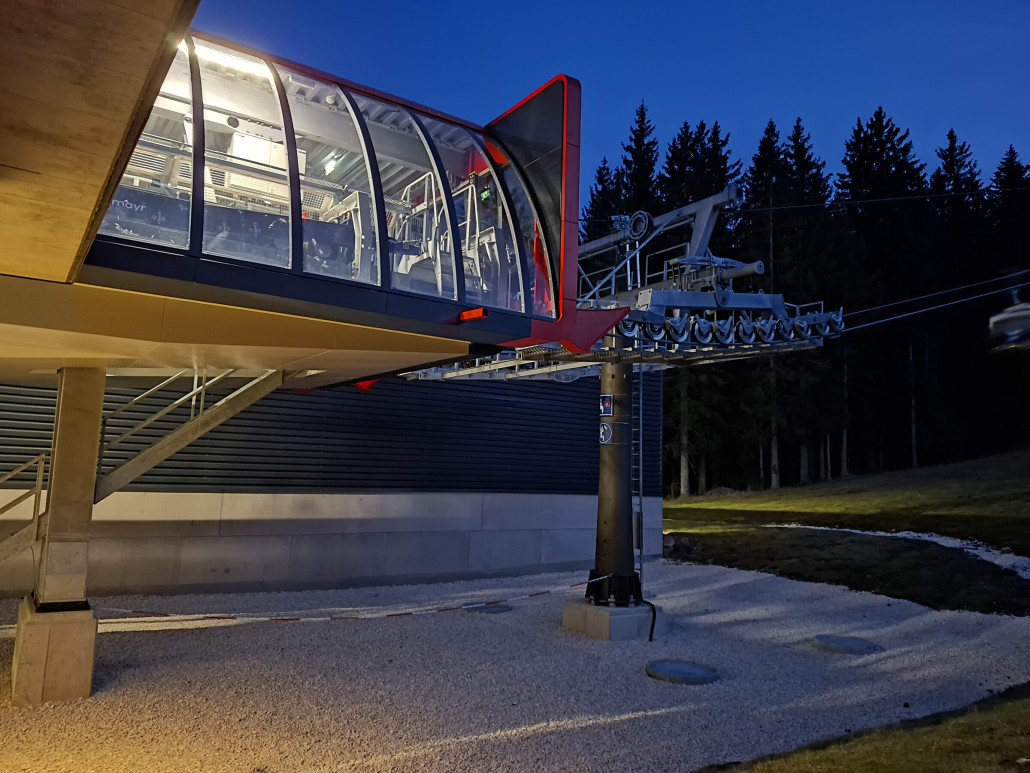 Talstation bei Dämmerung und voller Beleuchtung