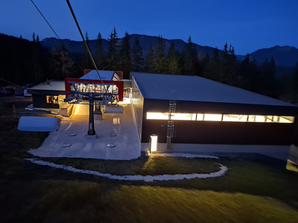 Nochmals die Talstation mit Beleuchtung.