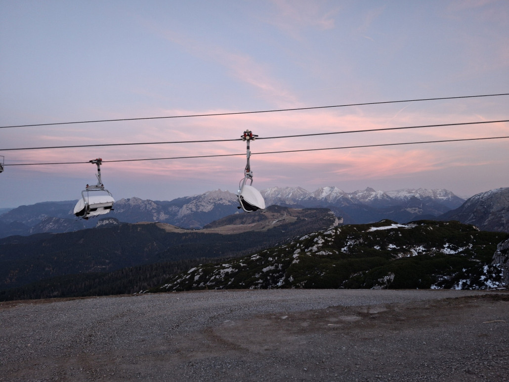 Fahrzeuge bei traumhafter Kulisse