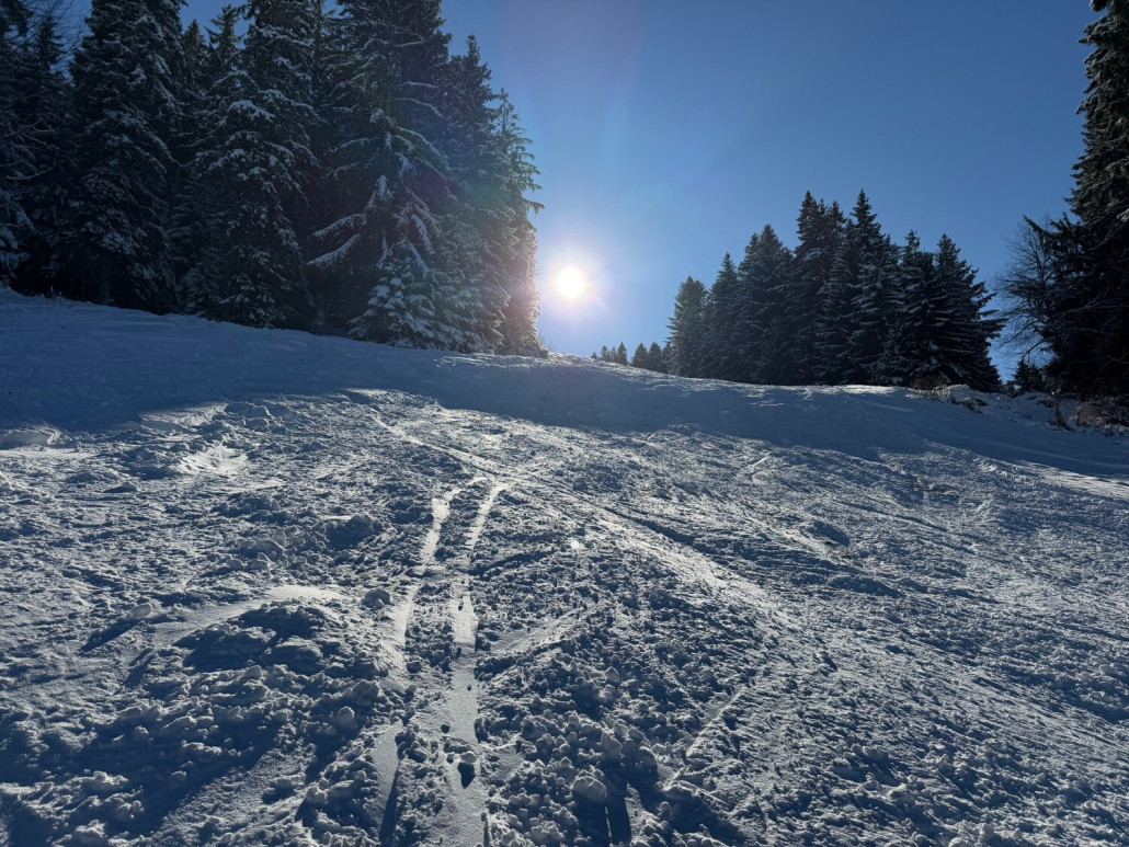 "Hintenrum"-Abfahrt in der Mittagssonne. Hier wird das Gefälle auch nochmal sichtbar.