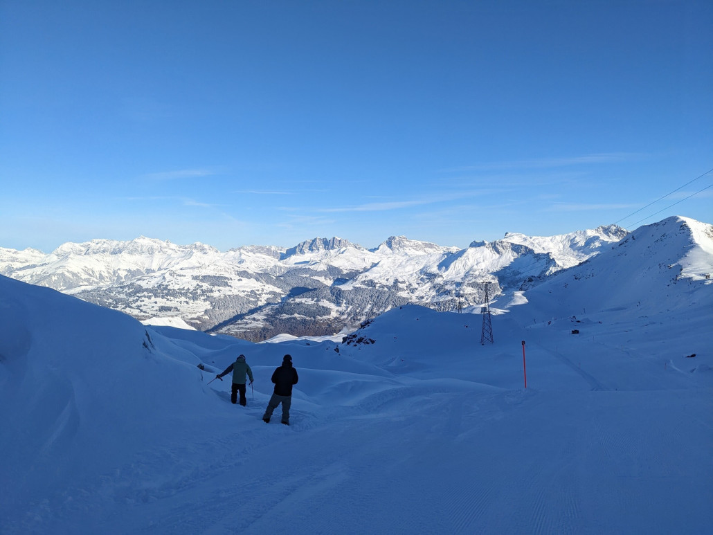 Joch-Kreuzweg noch im Schatten. Sogar das Prättigau ist bis weit hinunter angezuckert.