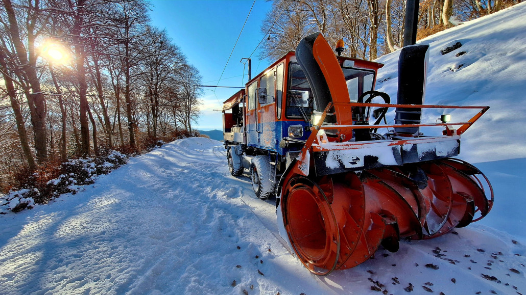 Die Weichen werden von Hand geräumt währenddem wartet die Schleuder