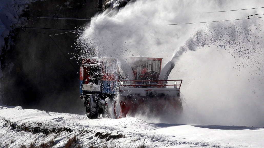 Schneeshcleuder kommt aus dem letzten Tunnel