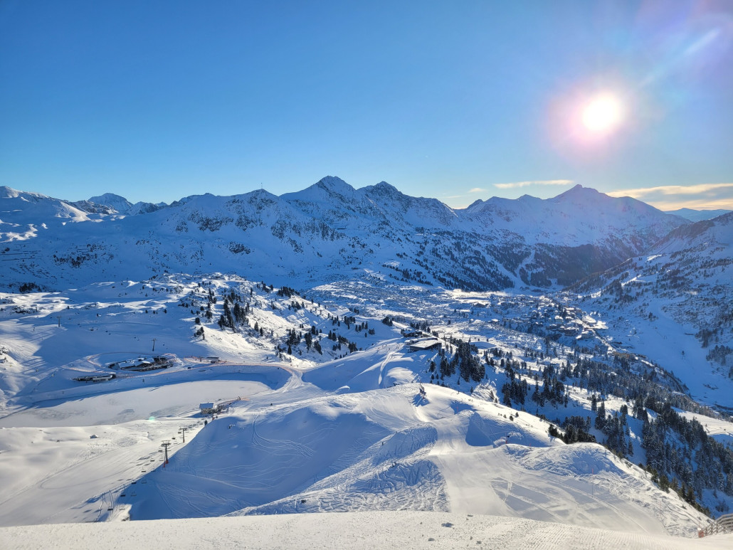 Als erste Abfahrt stand die Gratabfahrt auf dem Programm. Direkt hat es mir mehrfach die Ski verzogen. Aussehen tut sie in der Tat super. Und es hat auch Spaß gemacht bei dieser Kulisse!