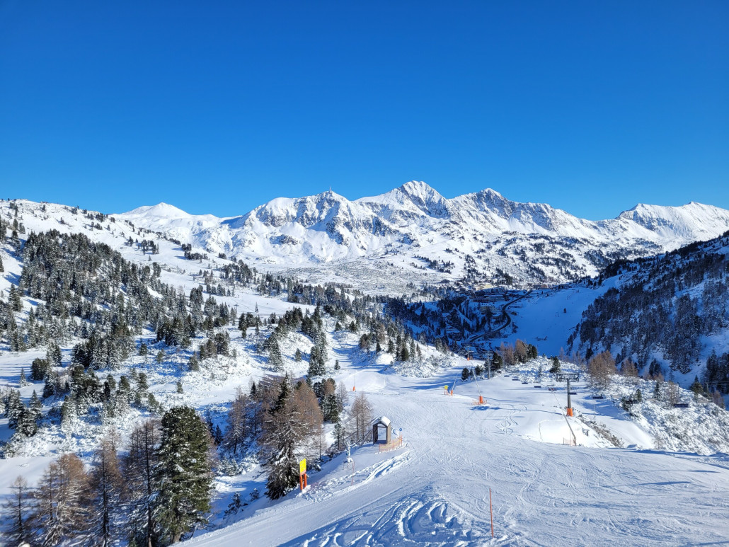 Blick ins Skigebiet und auf die Monte Flu Bahn
