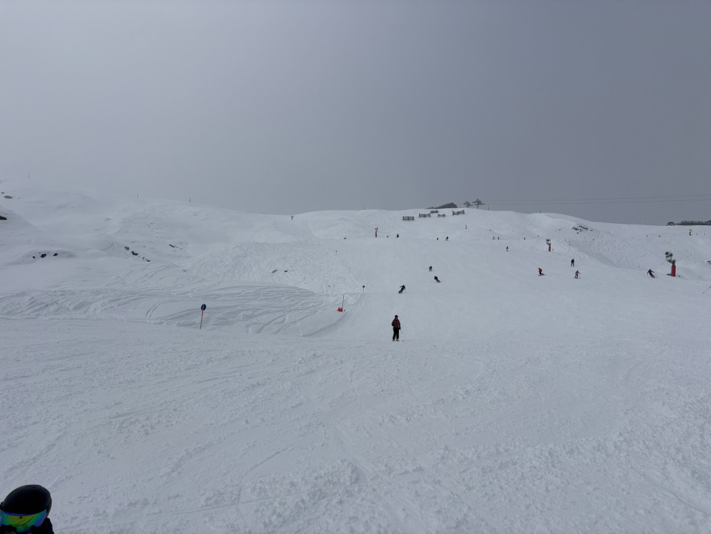 Oben angekommen. Piste 40 wie immer recht aufgeworfen und voll