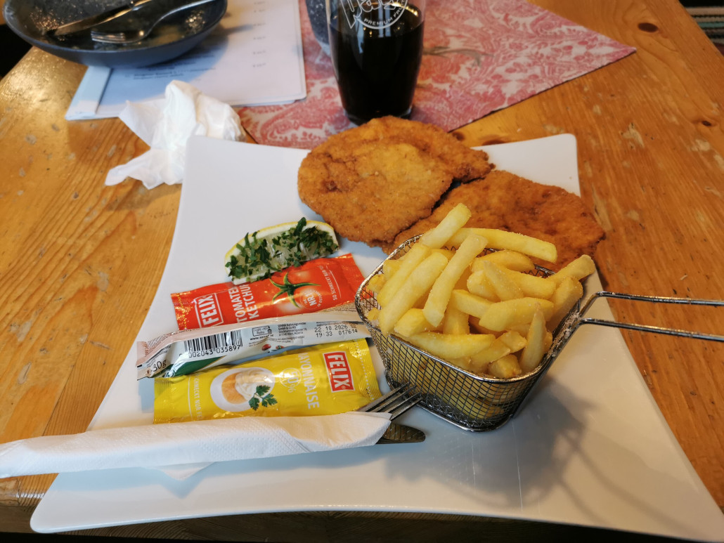 2. Schnitzel Wiener Art, ebenda, 23 Euro. Und das große Cola 6,50 Euro. (Die Getränkepreisdiskussion lassen wir hier an der Stelle. Aber als Vergleich: Beim Hofer im Angebot zahl ich nach wie vor 0,67 Euro pro Liter.)