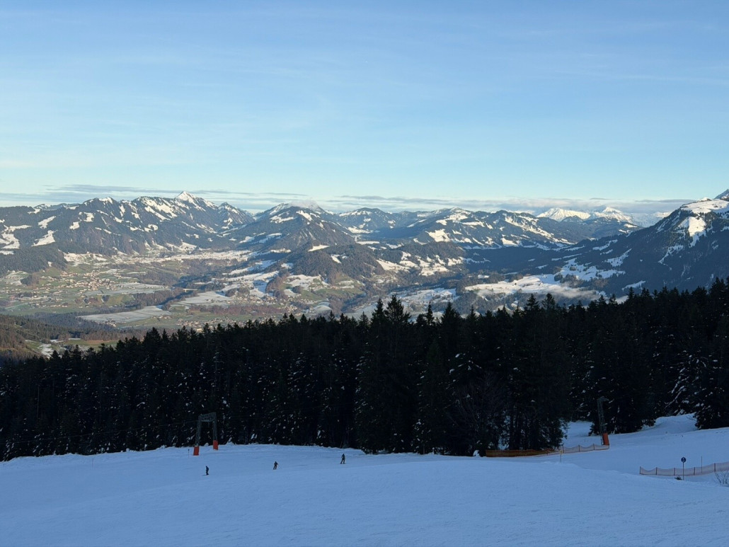 Blick von der Bergstation des 2-SL Seeblick hin zum 2-SL Hochälpele