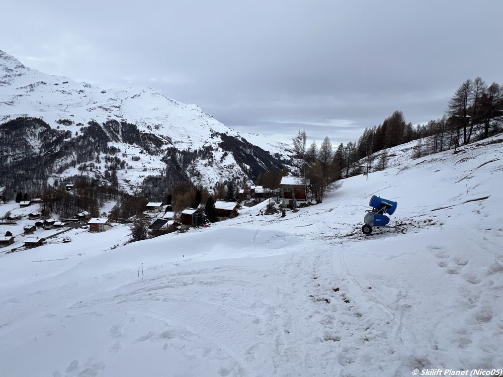 Die Schneekanone hat auf der Piste von La Forclaz mit der Produktion begonnen.