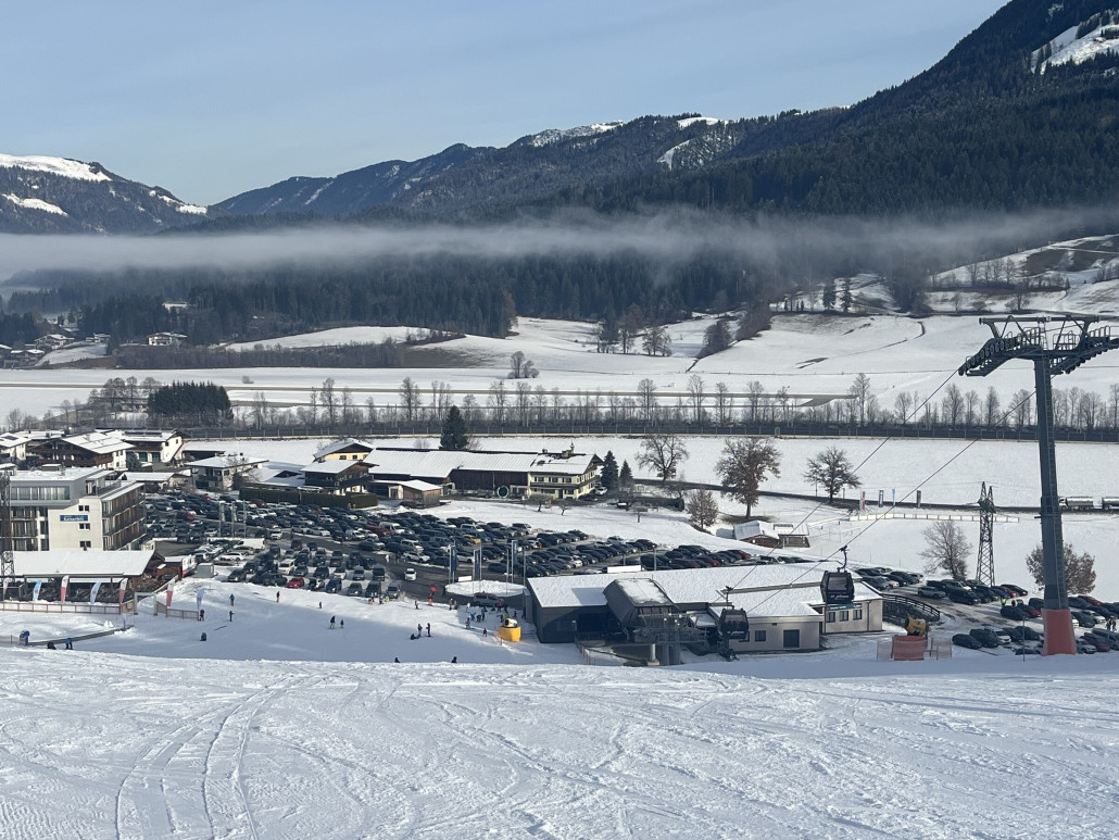 Parkplatz heute. Wette, die Bergbahn hat selber nicht mit so viel Andrang gerechnet.