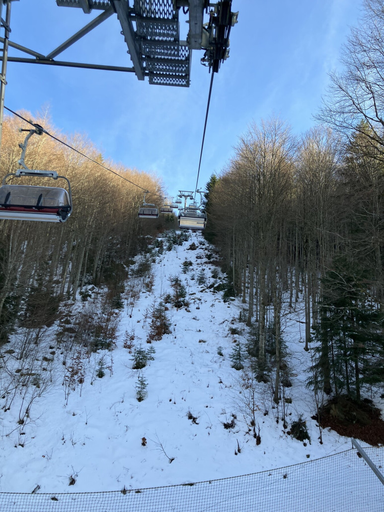 Genzwertig wenig Schnee, Piste war richtig eisig. Dafür einen ganzen Lift für sich alleine ;)