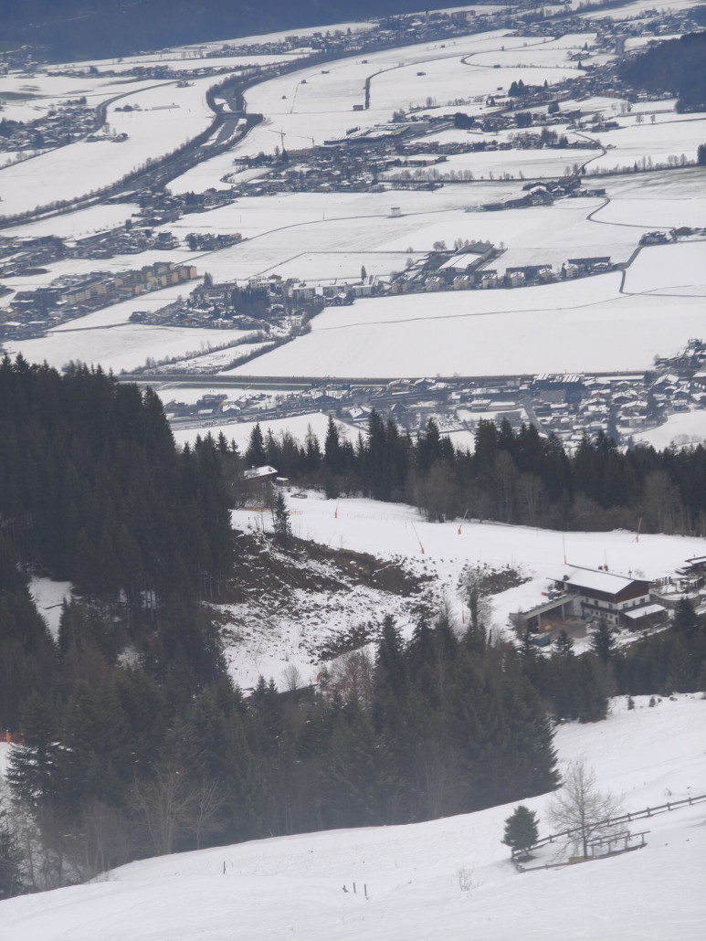Rodung bei der wahrscheinlichen Talstation. Werden umfangreiche Erdarbeiten nötig sein und eine Neuverlegung der Piste.
