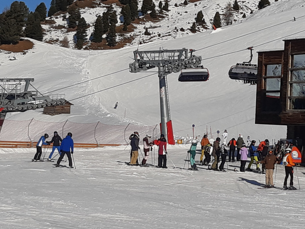 Hinten beim Gesperrt Schild geht der Abzweig zur 3