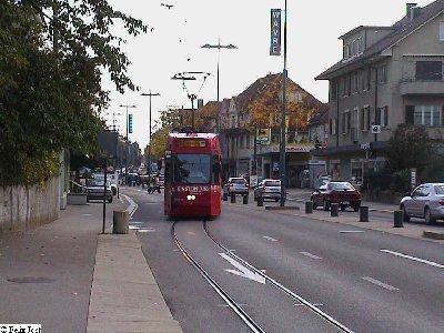 Tram der Linie 9 fährt an der Haltestelle Gurtenbahn ein.