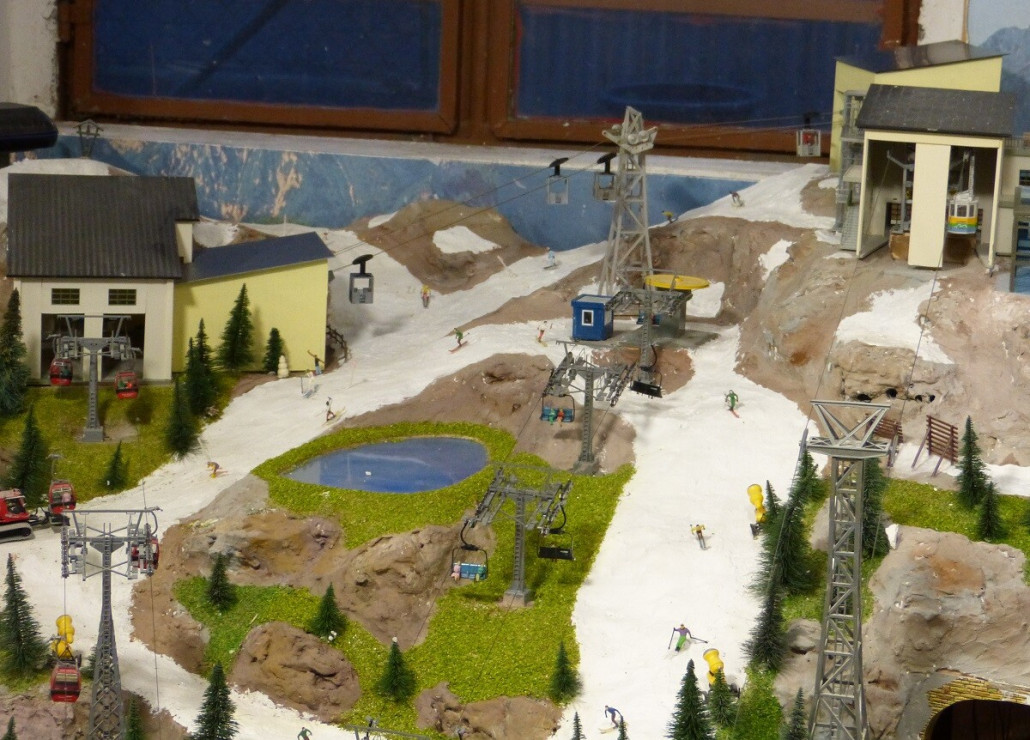 Im Hintergrund die ZUB Hochalmbahn