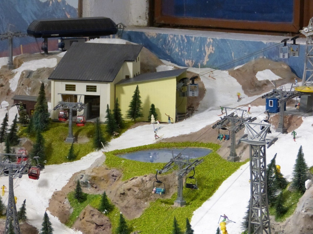 Die Talstation ist an die Bergstation der 6-EUB Kreuzeck angebaut