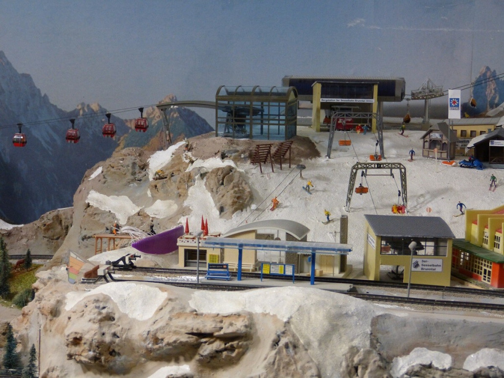 Die gläserne Bergstation befindet sich bei der Bergstation der 3er Sesselbahn Brunntal bzw. bei der Talstation der 6-KSB Wetterwandeck